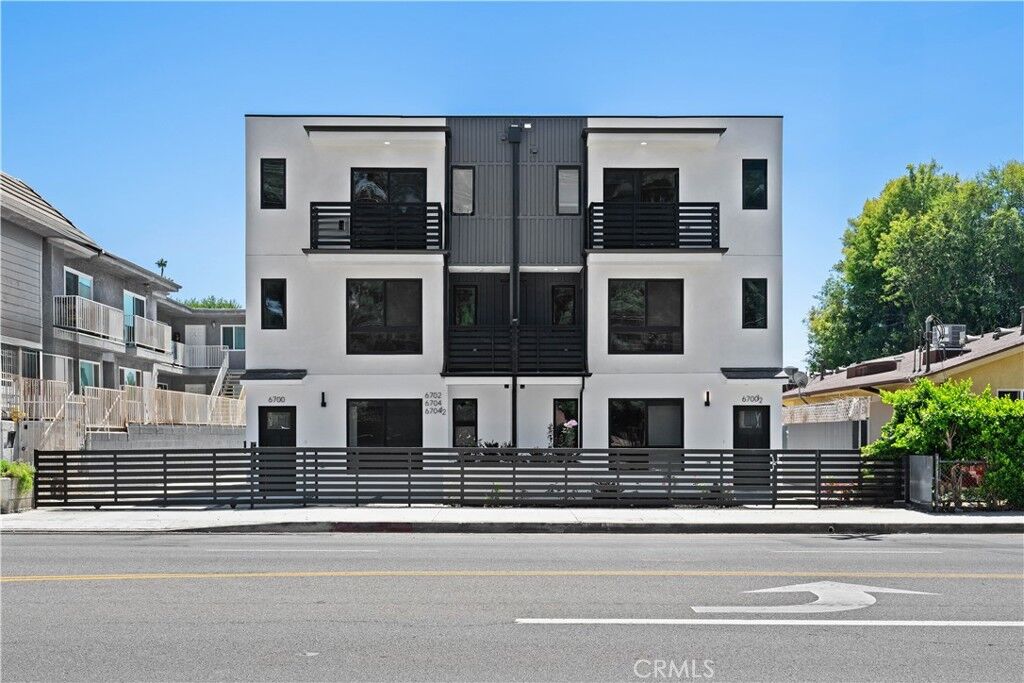 Property Photo: 6704 1/2 Kester Avenue CA 91405