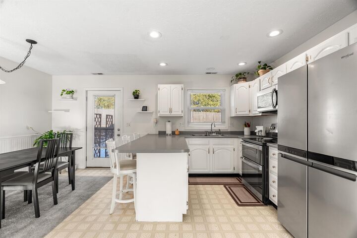 Property Photo:  6 Kingston Way  NH 03051 