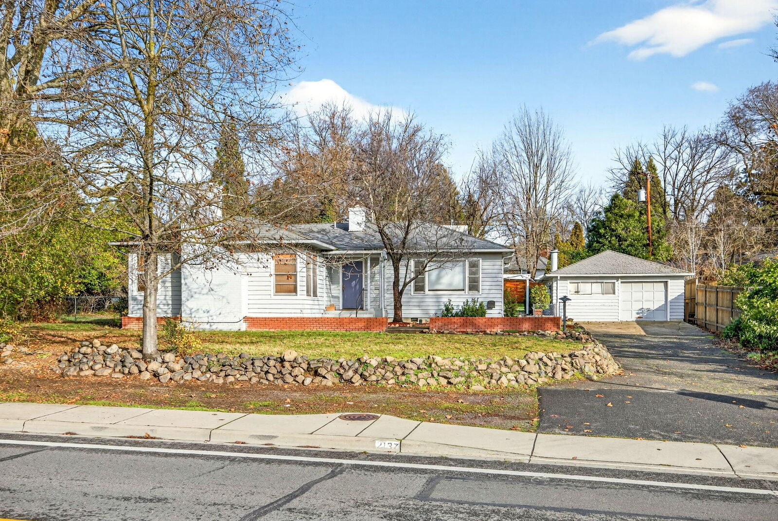 Property Photo:  2137 E Jackson Street  OR 97504 