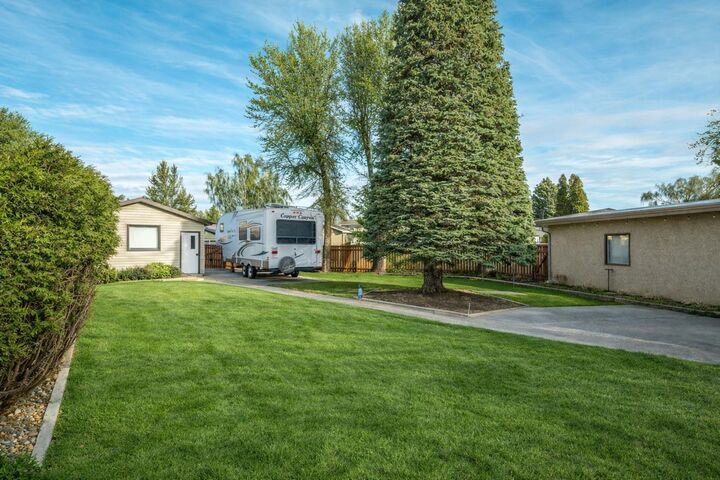 Property Photo:  2017 16 Street N  AB T1H 4W6 