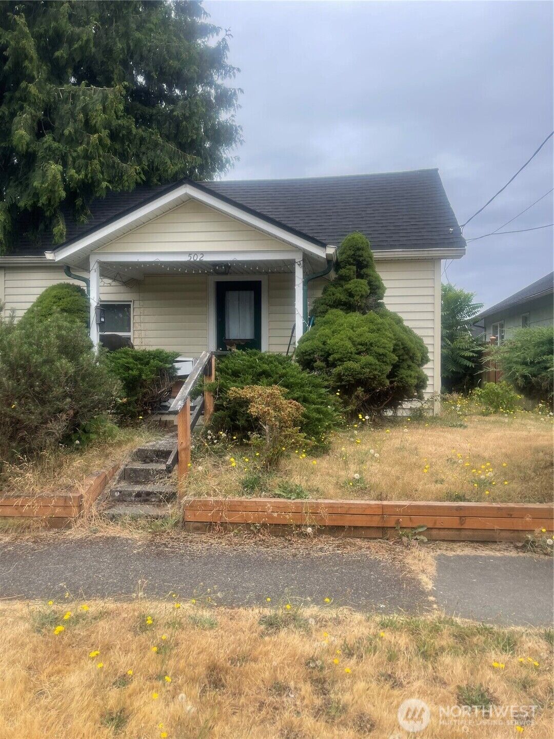 Property Photo:  502  6th Street SE  WA 98002 
