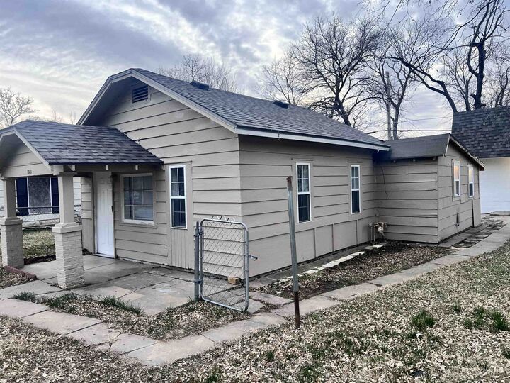 Property Photo:  1023 S Millwood Ave  KS 67213 