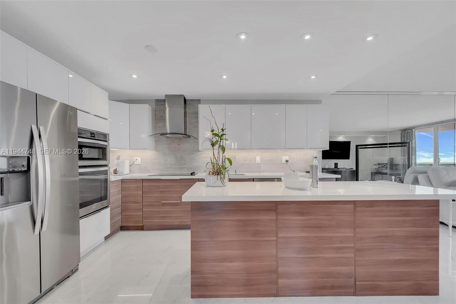 Property Photo:  2301 Collins Ave 810  FL 33139 