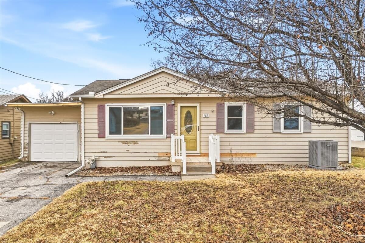 Property Photo:  725 Lori Lane  IA 51503 