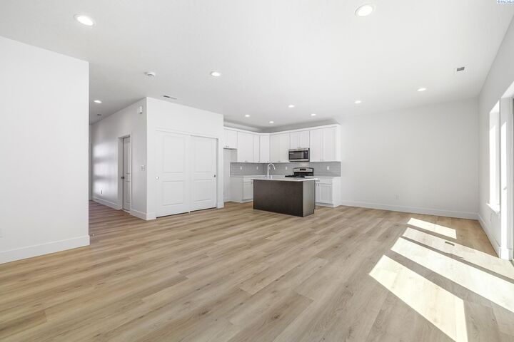 Property Photo:  1163 S Underwood Pl  WA 99337 