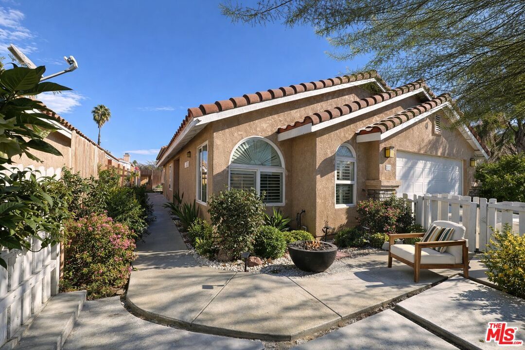 Property Photo:  332 Via Capri  CA 92545 