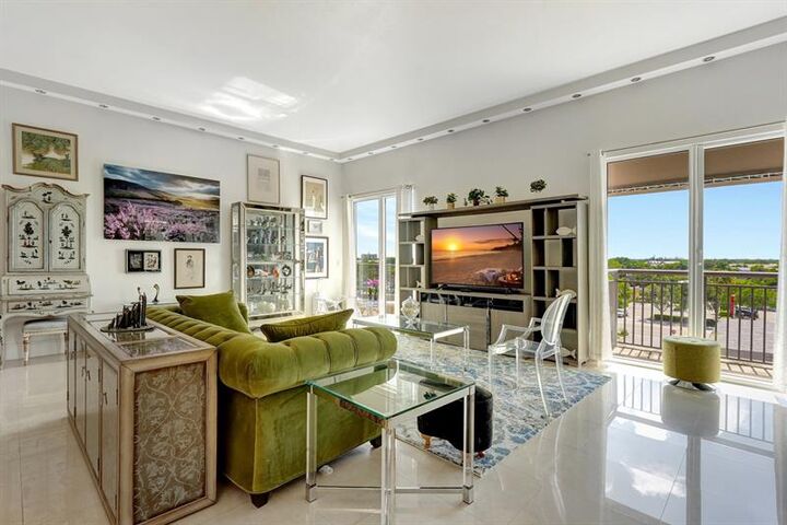 Property Photo:  2633 NE 14th Ave 505  FL 33334 