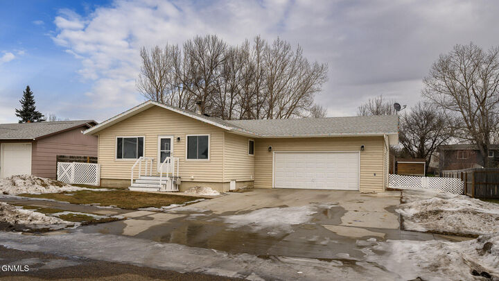 Property Photo:  1006 Elbowoods Drive  ND 58545 