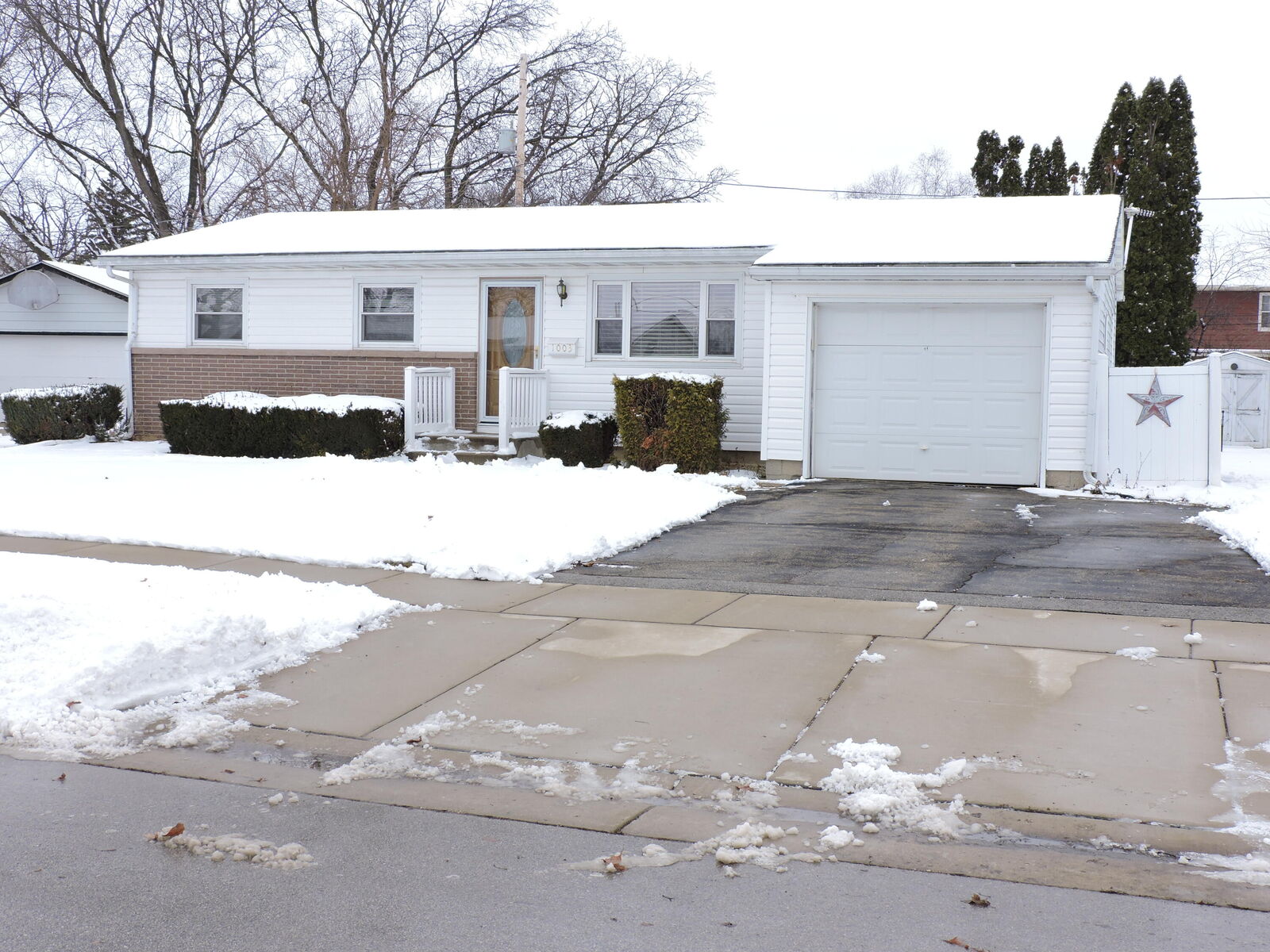 Property Photo:  1003 Peterson St  WI 53538 