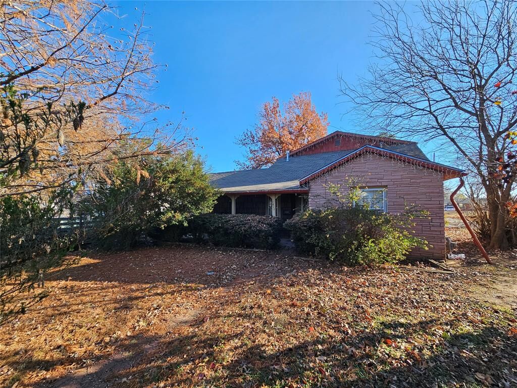 Property Photo:  1411 S 11th Street  OK 73018 