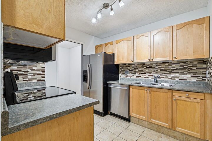 Property Photo: 537 14 Avenue SW 404 AB T2R 0M7