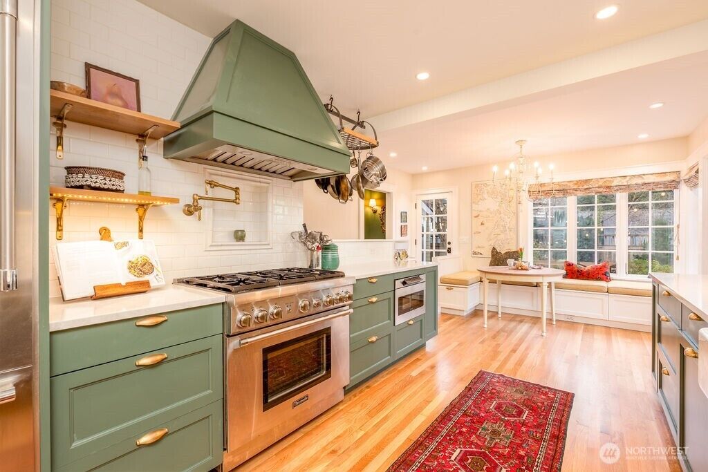 Property Photo:  106 NE 46th Street  WA 98105 