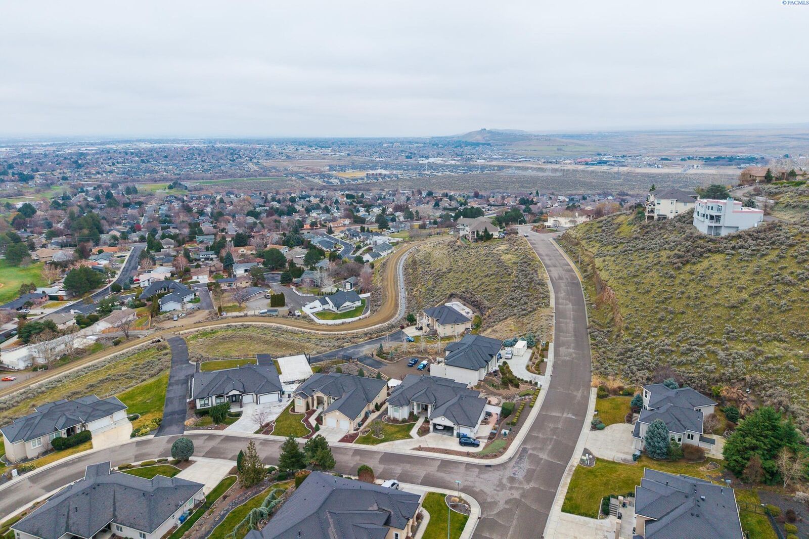 Property Photo: 182 Meadow Hills Dr WA 99352