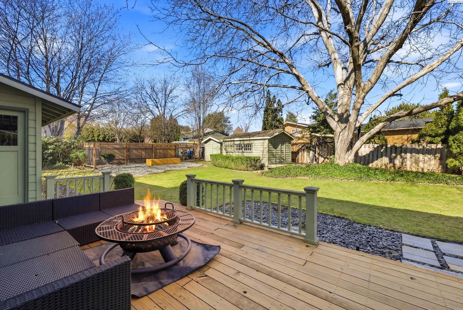 Property Photo:  242 W Greenview Dr.  WA 99352 