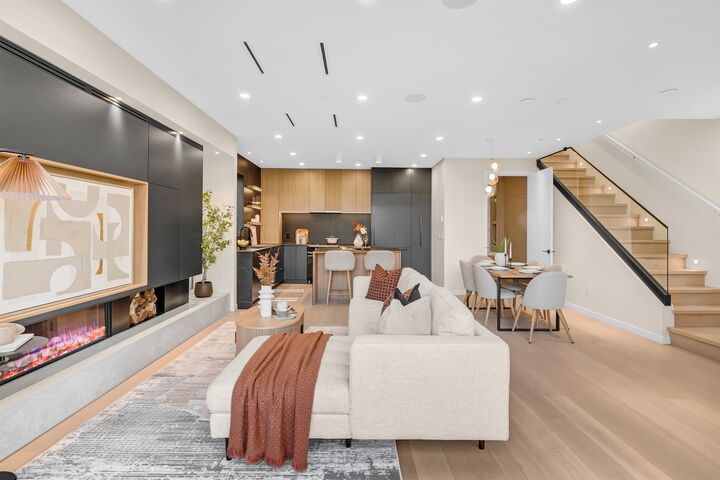 Property Photo:  2764 W 14th Avenue 2  BC V6K 2X2 