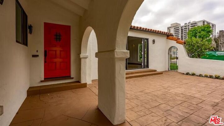 Property Photo:  10634 Wellworth Ave  CA 90024 