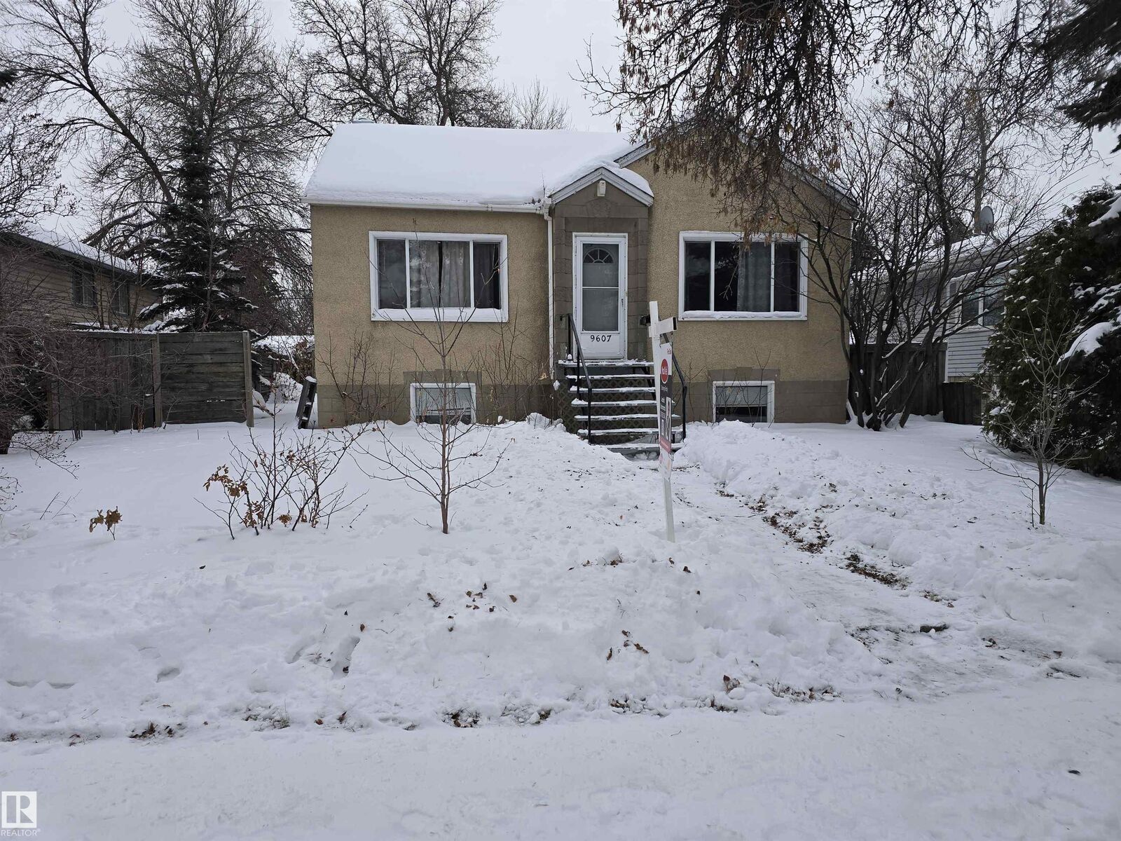 Property Photo:  9607 72 Avenue NW  AB T6E 0Y7 