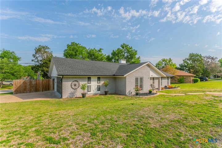Property Photo:  820 Woodside Drive  TX 76548 