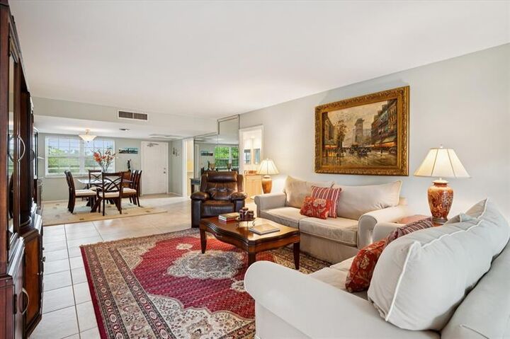 Property Photo:  3900 Oaks Clubhouse Dr 409  FL 33069 