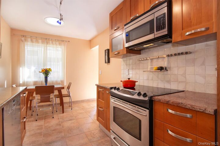 Property Photo:  32 Westwood Close  NY 10533 