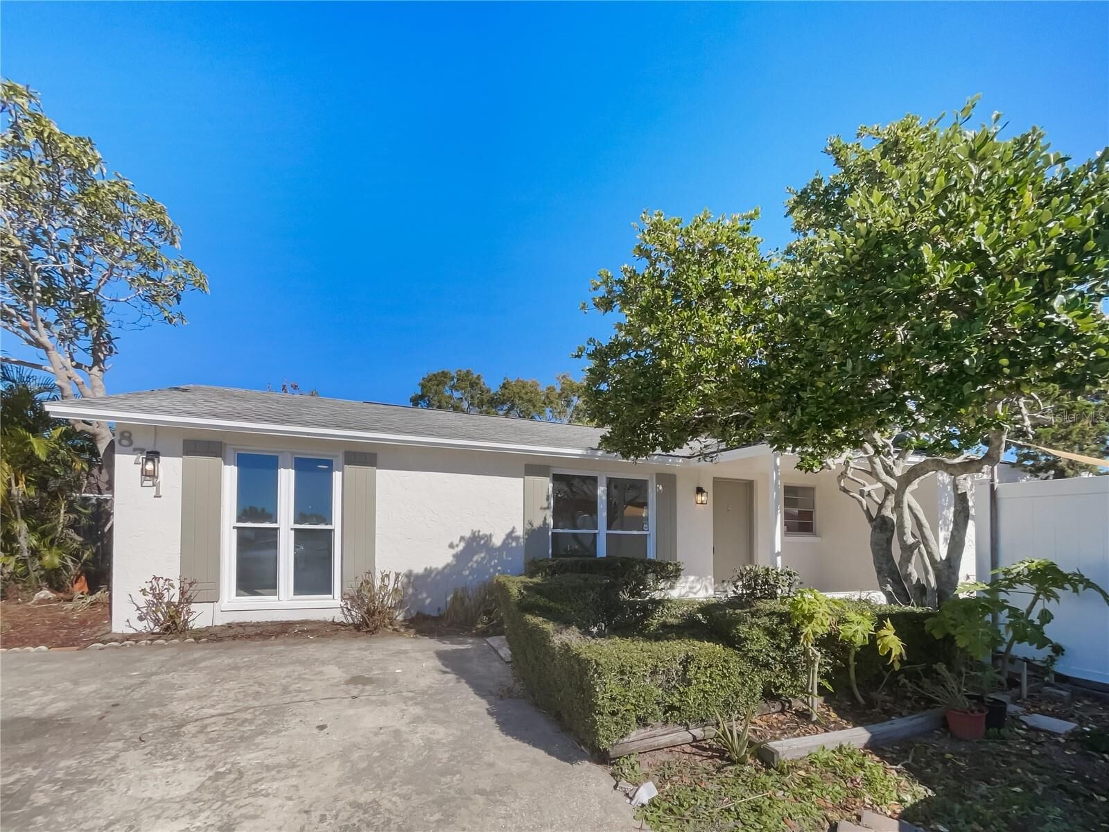 Property Photo: 8711 Cordial Court FL 33634