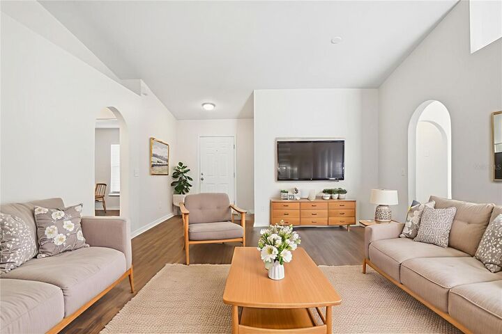 Property Photo:  914 Stallion Way  FL 33594 