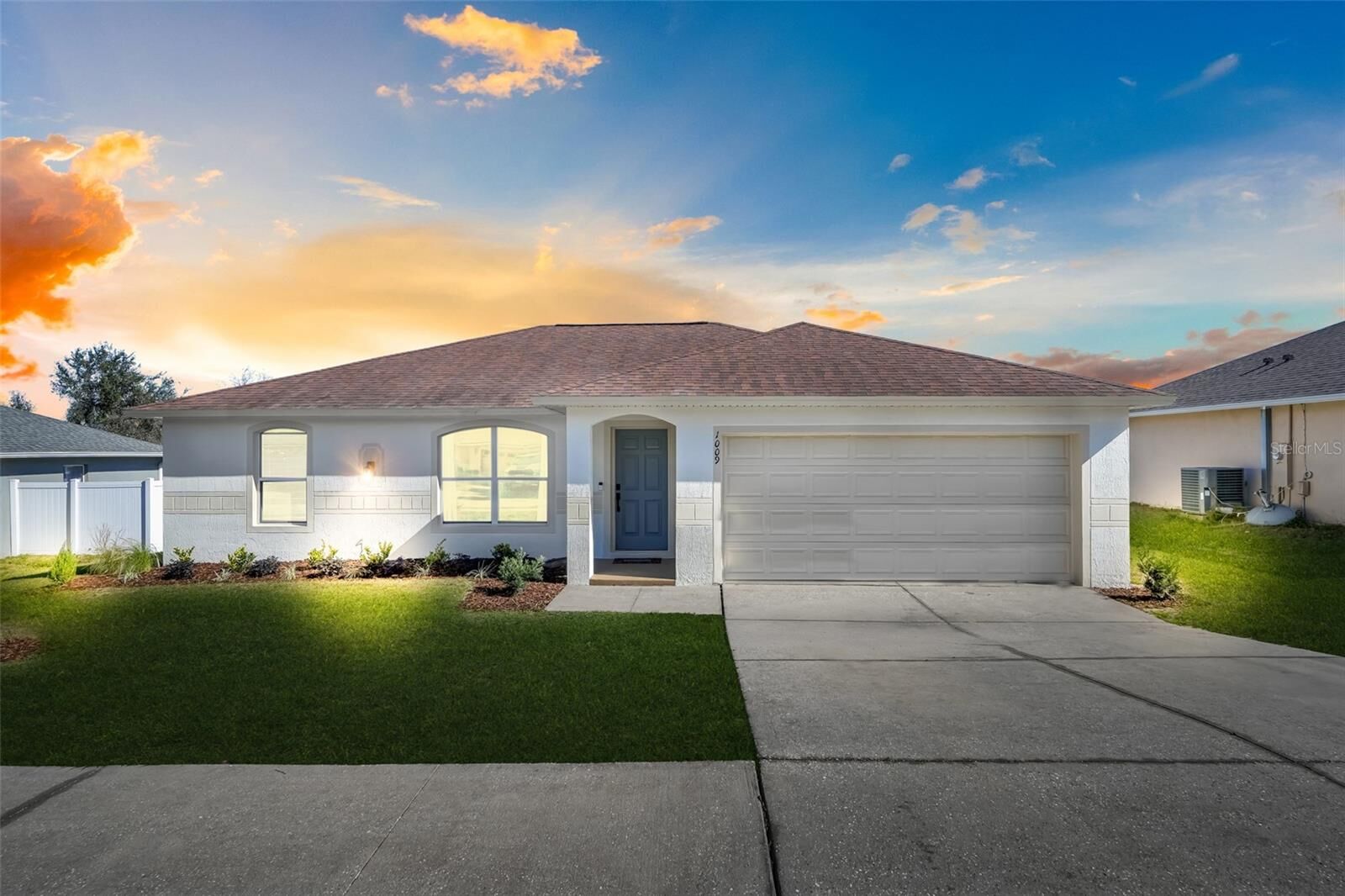 Property Photo:  1009 Bluegrass Drive  FL 34736 