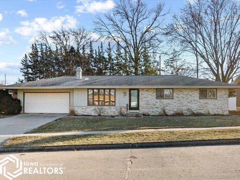 Property Photo:  2513 Sunrise Lane  IA 52601 
