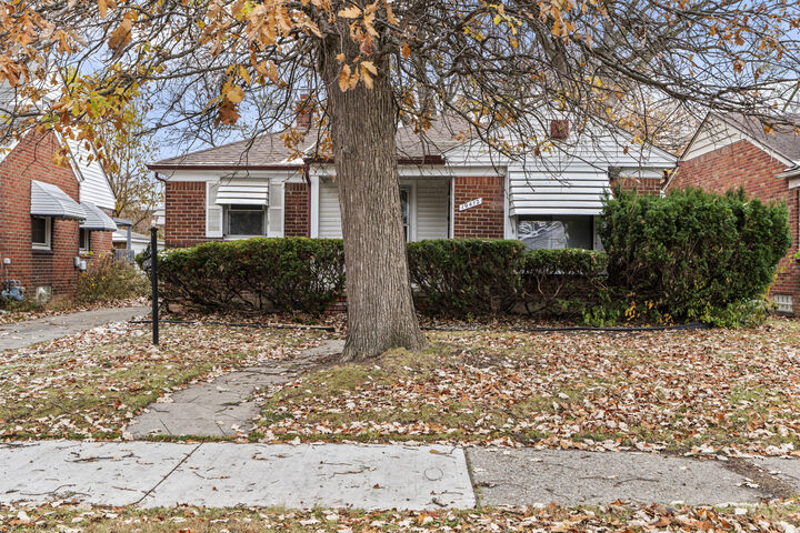 Property Photo:  19412 Sussex Street  MI 48235 