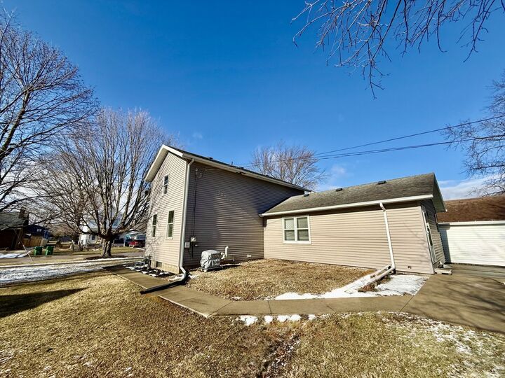 Property Photo:  205 6th Avenue  IL 61342 
