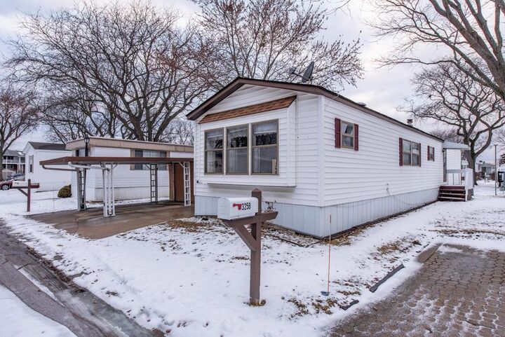 Property Photo: 3268 Meadow Drive IL 60085