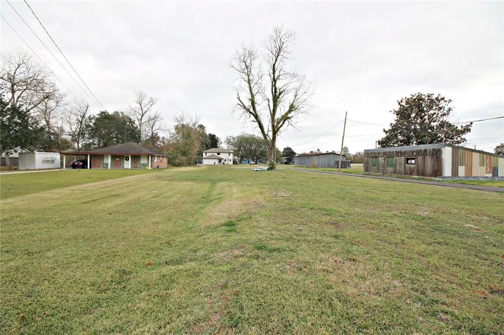 Property Photo: 102 Oak Alley Ct. LA 70037