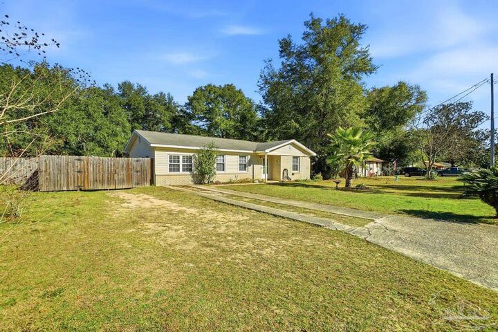 Property Photo: 6444 Walnut St FL 32570