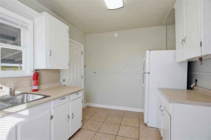 Property Photo:  521 E Oak Lane E  LA 70605 
