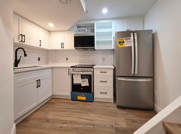 Photo de la propriété: 16 Wyvern Road Basement B ON M2K 2K4