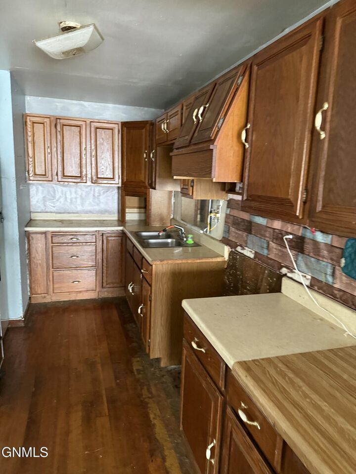 Property Photo: 904 Washington Avenue ND 58638