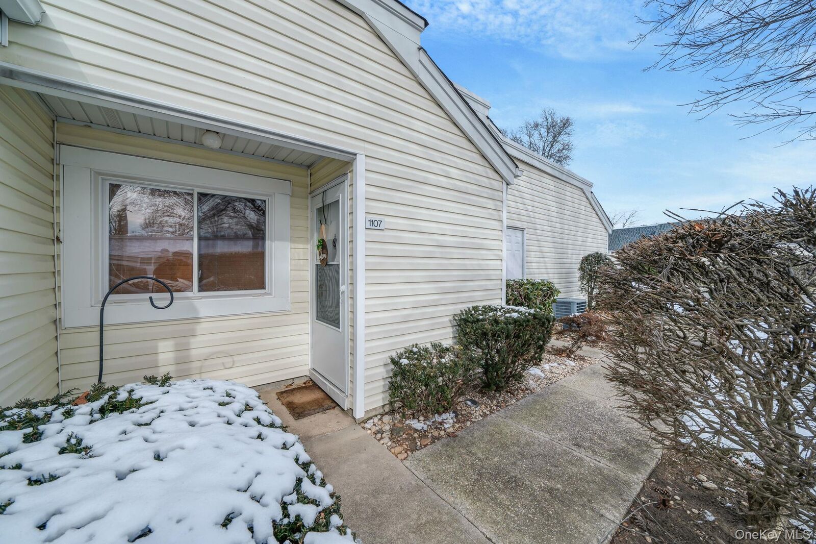 Property Photo:  1107 Cabot Court N  NY 11780 