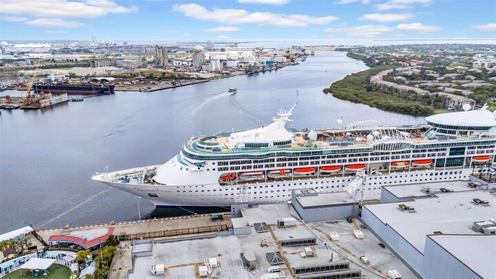 Property Photo:  1209 E Cumberland Avenue 2006  FL 33602 