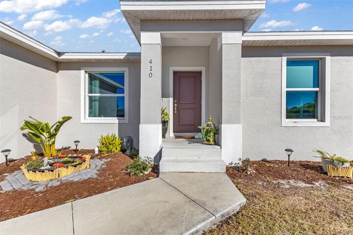 Property Photo:  410 Garfield Avenue NW  FL 33952 