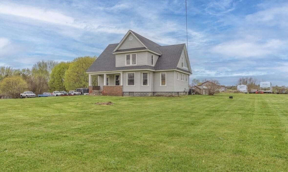 Property Photo:  3011 E Empire Avenue  MI 49022 