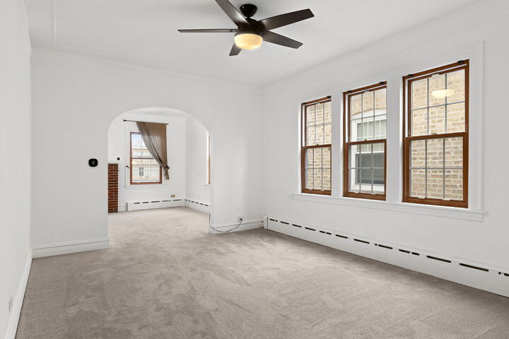 Property Photo: 5845 W Ainslie Street IL 60630