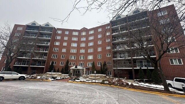 Property Photo: 8560 W Foster Avenue 604 IL 60706