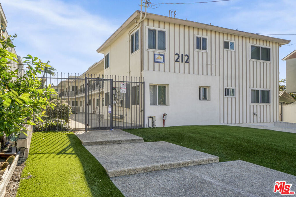 Property Photo:  212 E Tamarack Avenue  CA 90301 