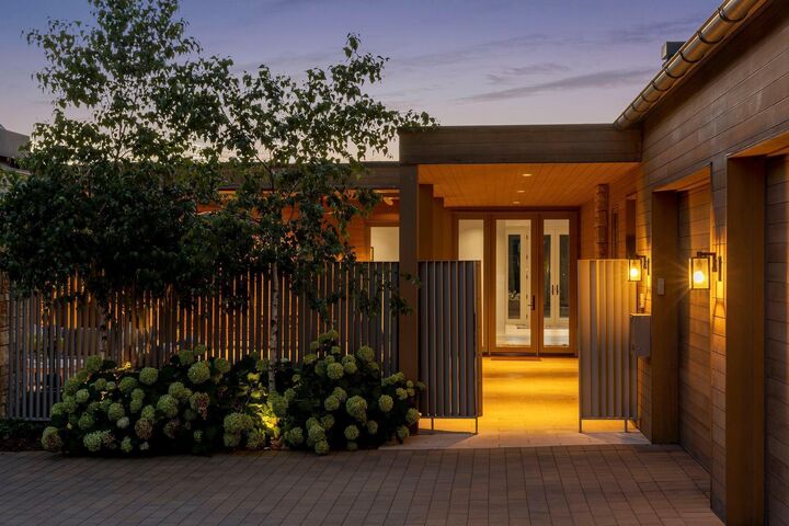 Property Photo:  2505 E Lake Of The Isles Parkway  MN 55405 