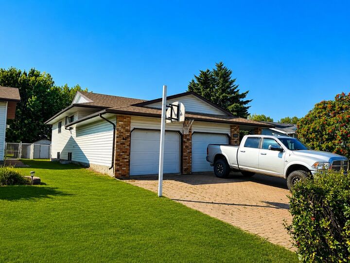 Property Photo: 1925 5 Avenue AB T9W 1J3