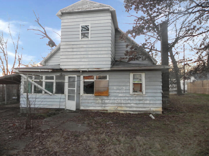 Property Photo: 202 Olive St MO 65348