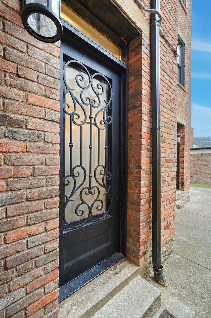 Property Photo:  1822 Logan Street  OH 45202 