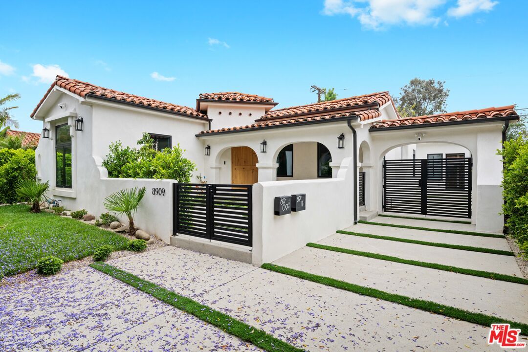 Property Photo:  8909 8911 W 24th St  CA 90034 