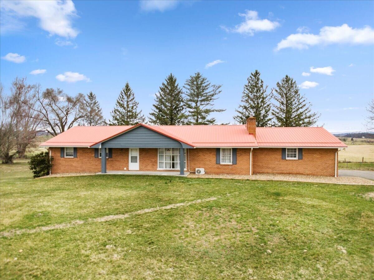 Property Photo: 2750 N Seneca Trl WV 24976