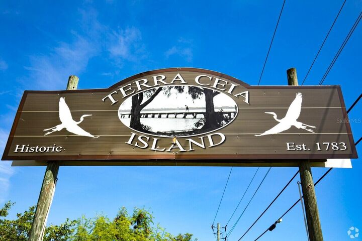 Property Photo:  910 Bayshore Drive  FL 34250 